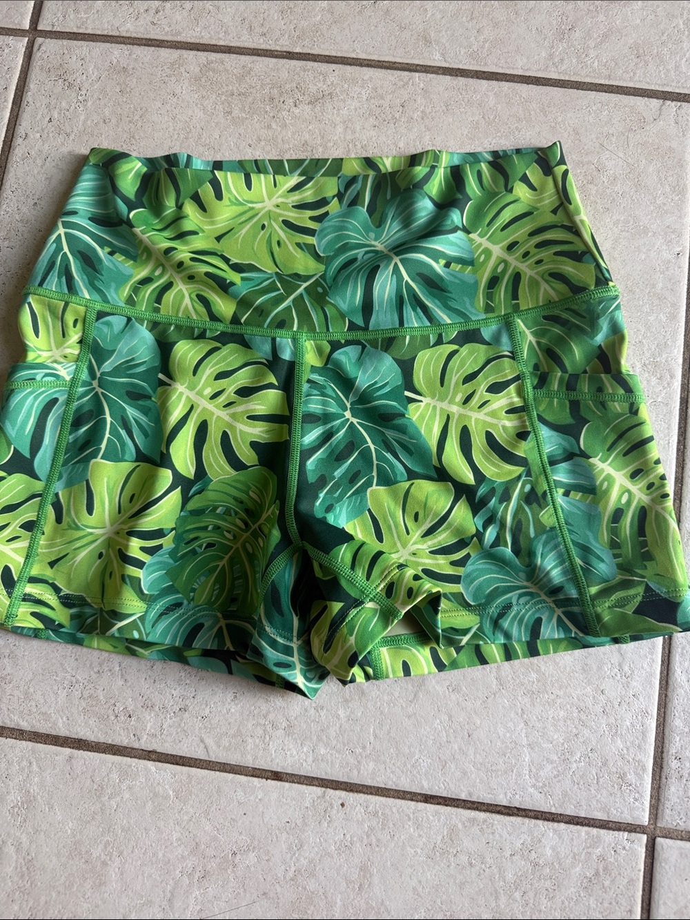CVG 2.5” Women's Green Tropical Leaf Active Shorts